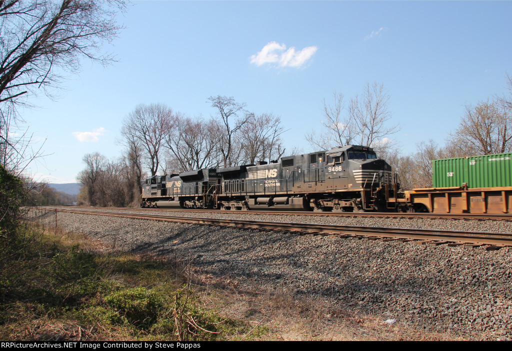 NS 1020 and 9486 on the point of a westbound